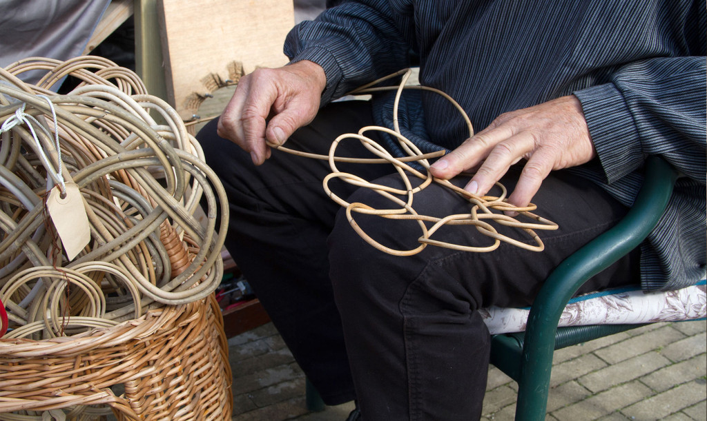 Mandenmaker vlecht rieten manden op de Oud Veluwse Markt